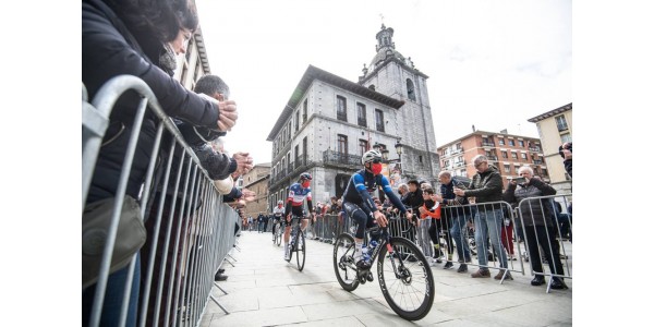 Pello Bilbao acaba con la racha de dos victorias del Ala