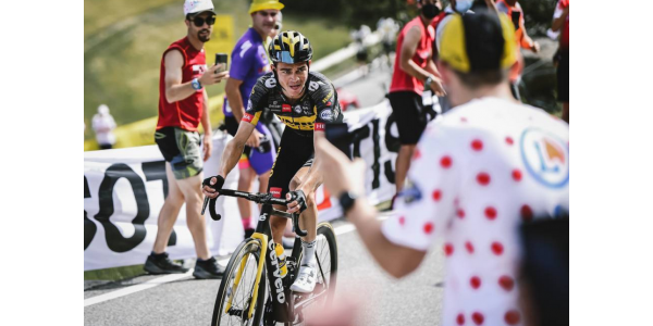 Sepp Kuss da la bienvenida a la primera victoria del Tour de Francia