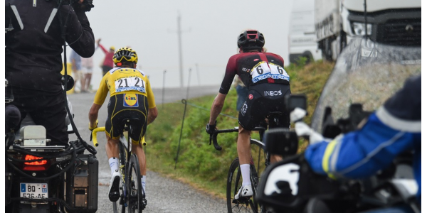 Simon Yates se pega al final y gana la etapa de montaña nuevamente.