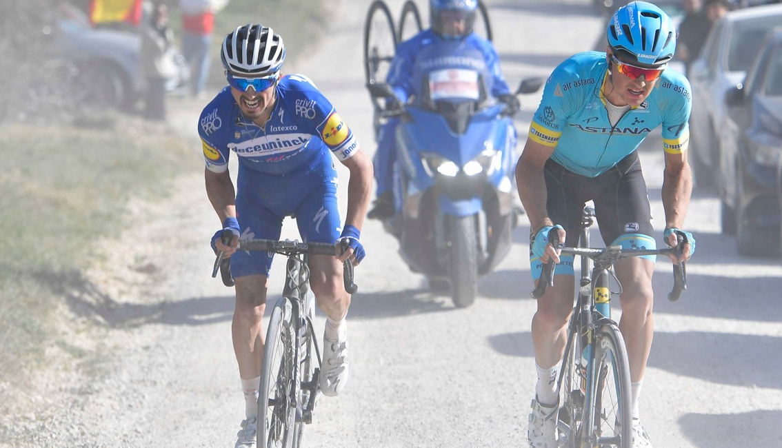 Polvo en el camino de tierra en la campiña toscana, montando la escena del "camino blanco"