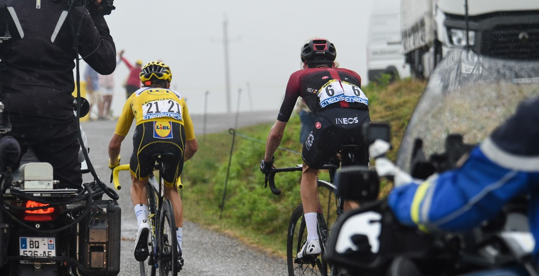 Simon Yates se pega al final y gana la etapa de montaña nuevamente.