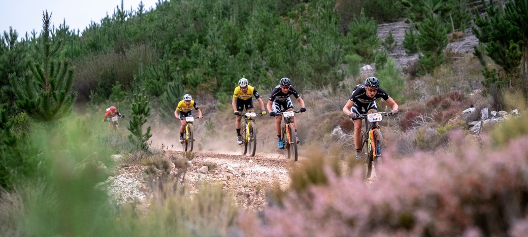 ¡Las camisas amarillas cambian de manos a otras!