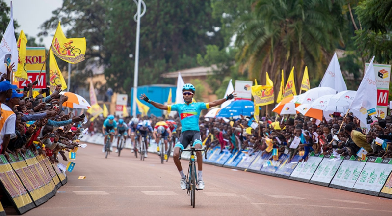 ¡Los espectadores que bordean las calles del Tour du Ruanda!